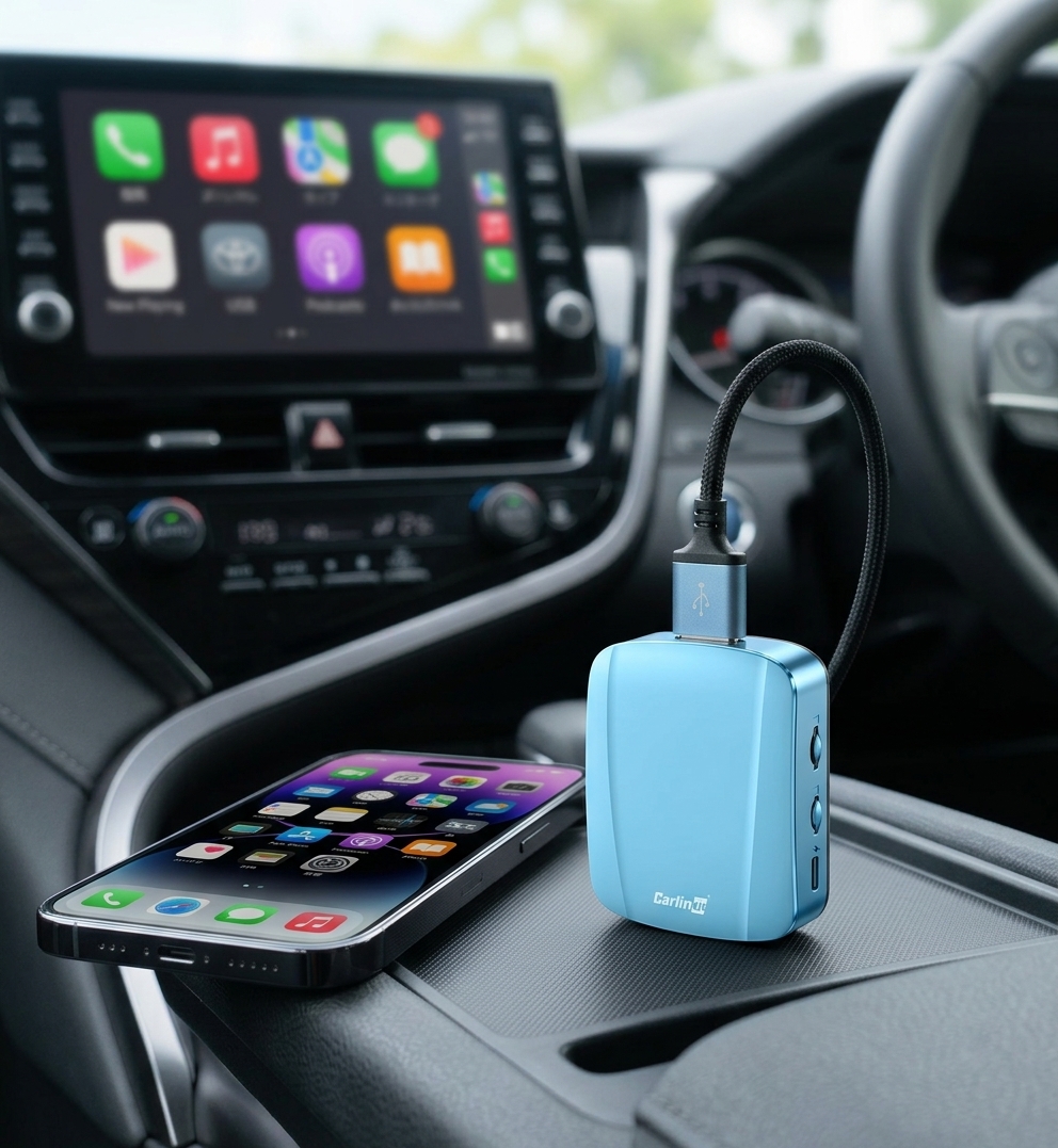 車のUSBポートに接続された小型の後付けワイヤレスCarPlayアダプター