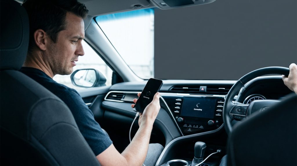右ハンドル車のセンターディスプレイに CarPlay のアプリ一覧が表示されている車内