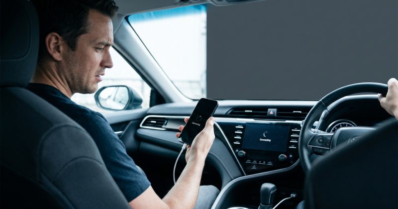右ハンドル車のセンターディスプレイに CarPlay のアプリ一覧が表示されている車内